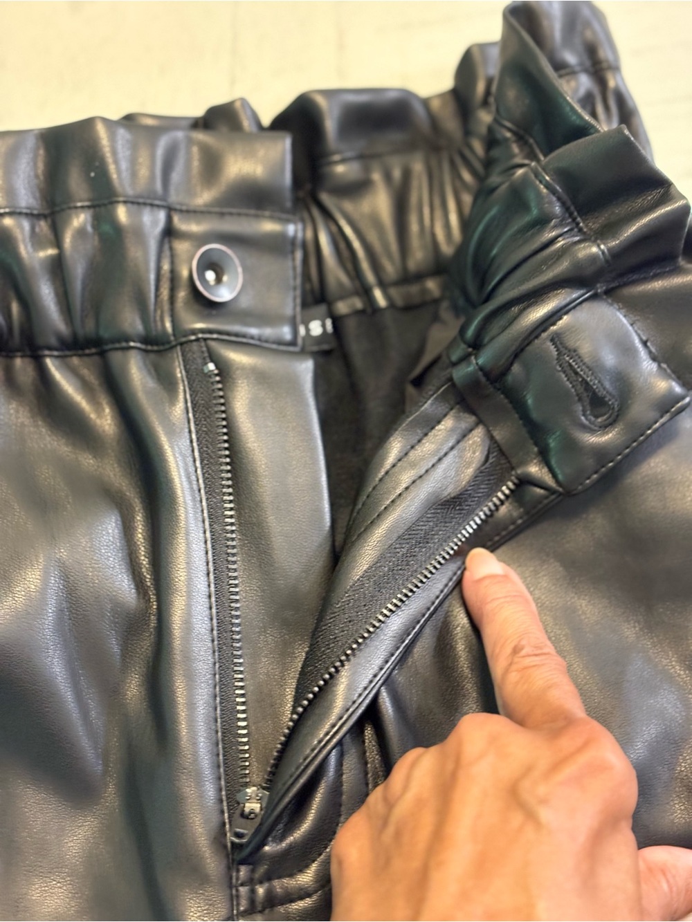 MIOU MUSE Black Faux Leather Paperbag Hi-Waisted Cropped Pants SZ M EUC - Picture 9 of 14